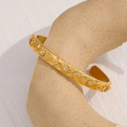 Set Celeste: Brazalete + Earring + Ring (18K Gold Plated)