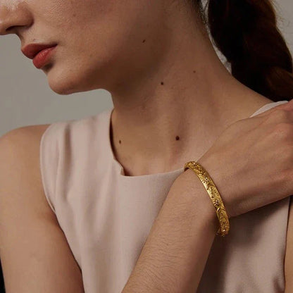 Set Celeste: Brazalete + Earring + Ring (18K Gold Plated)