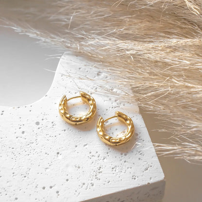 Aro Orgánico Texturizado Earring (Gold Plated)